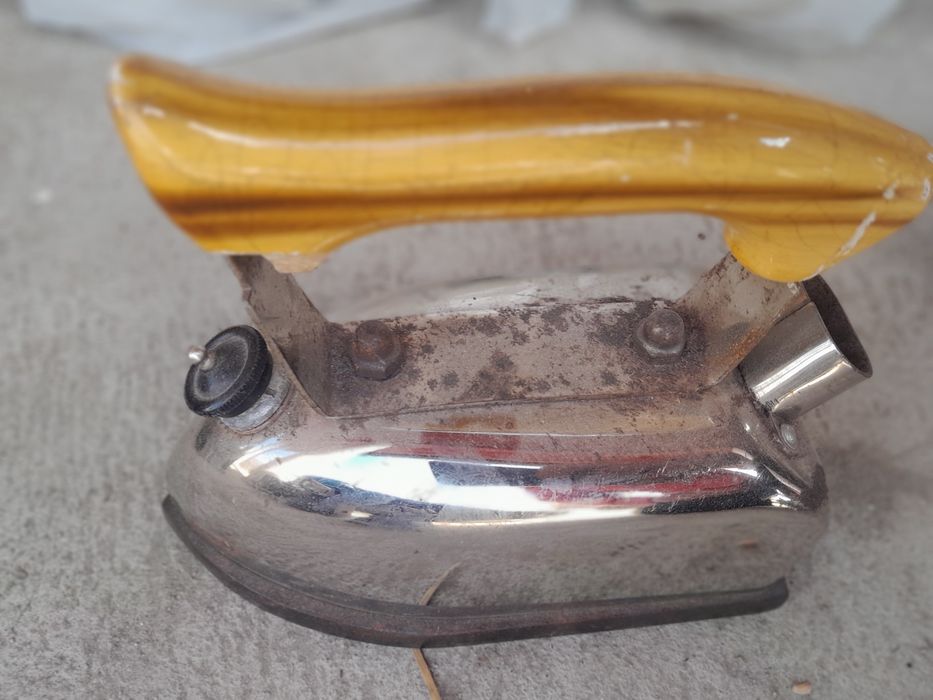 Fier de călcat vechi