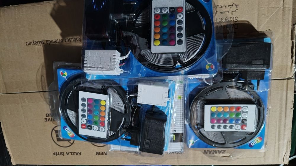 Instalație Banda led RGB multicolor 5 m adeziva