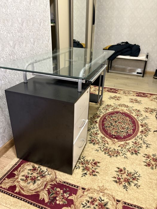 стол стеклянныйй