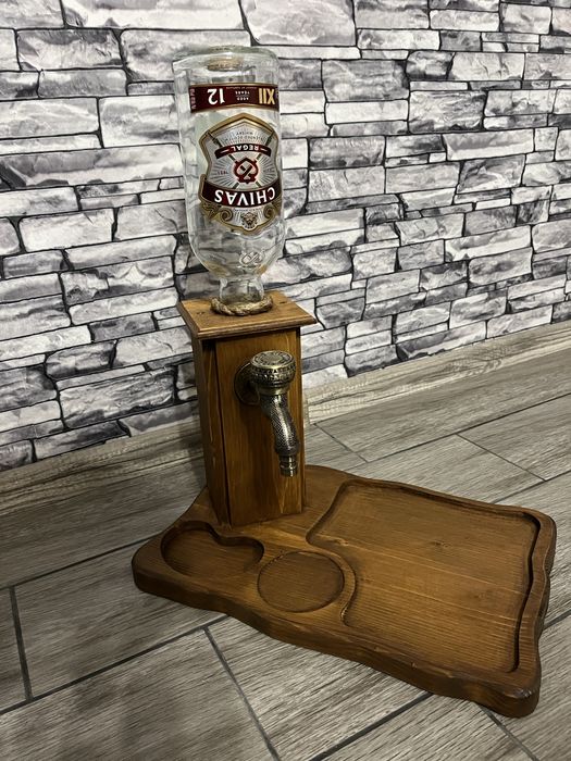 Диспенсър за алкохол с плато за мезета