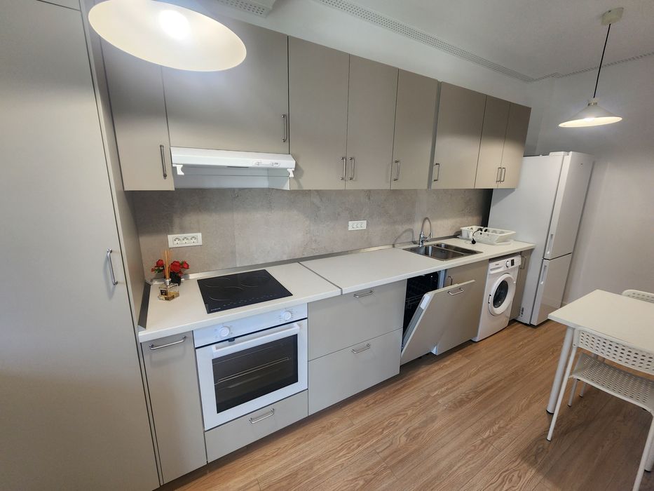 Apartament 3 camere Damaroaia 95 mp + 145 mp curte , 2 bai , totul nou , incalzire in pardosela , bloc 2026