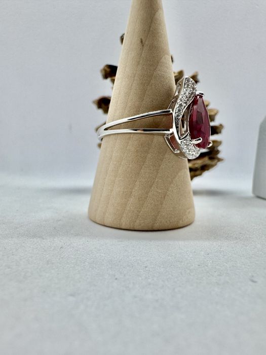 Сребърен пръстен със синтетичен рубин