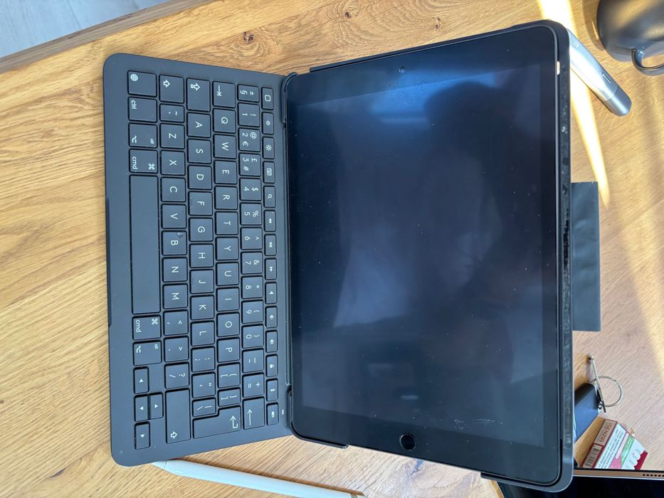 iPad 8th generation 128GB Apple Pencil & Logitech keyboard