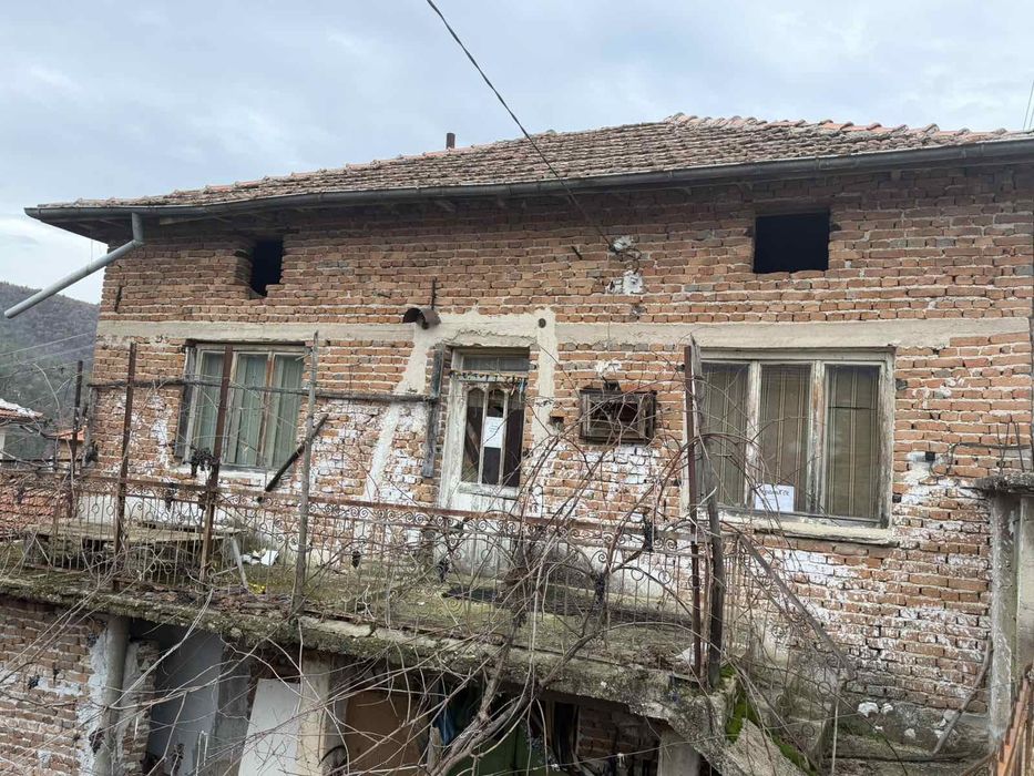 Продава се масивна двуетажна къща в с. Калиманци,  общ. Сандански
