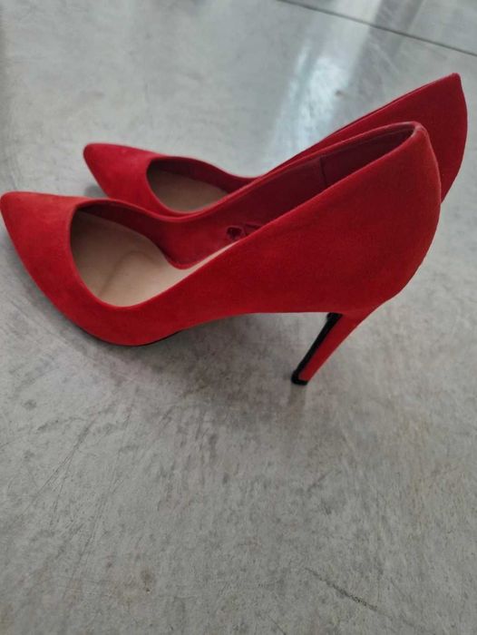 Vand pantofi roși cu toc