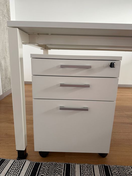 Mese de birou si casetiere de vanzare