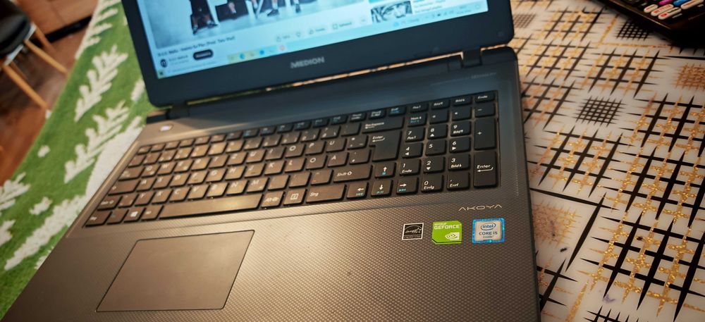 Laptop Medion Akoya i5 Gen 6, 8GB, 500GB, Nvidia 940MX 2GB, DVD-RW baterie buna