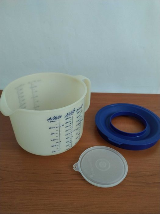 Кана *Tupperware* с капацитет 2 литра -за смесване и измерване