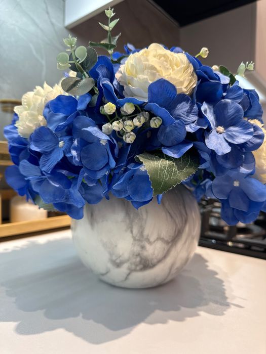 Турецкая ваза с искусственными цветами