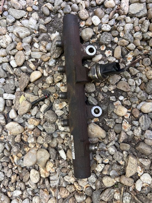 Rampa injectoare 1.5 L diesel euro 5 Dacia,Renault piesa in  stare bun