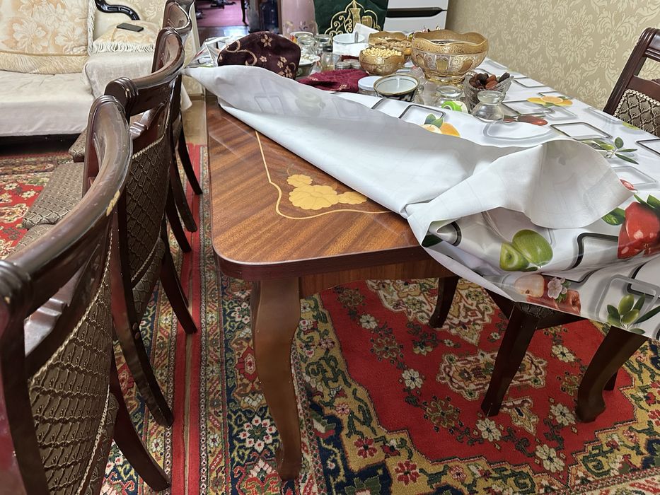 Продаётся стол с 10 стулями. Б/У, в нормальном состоянии