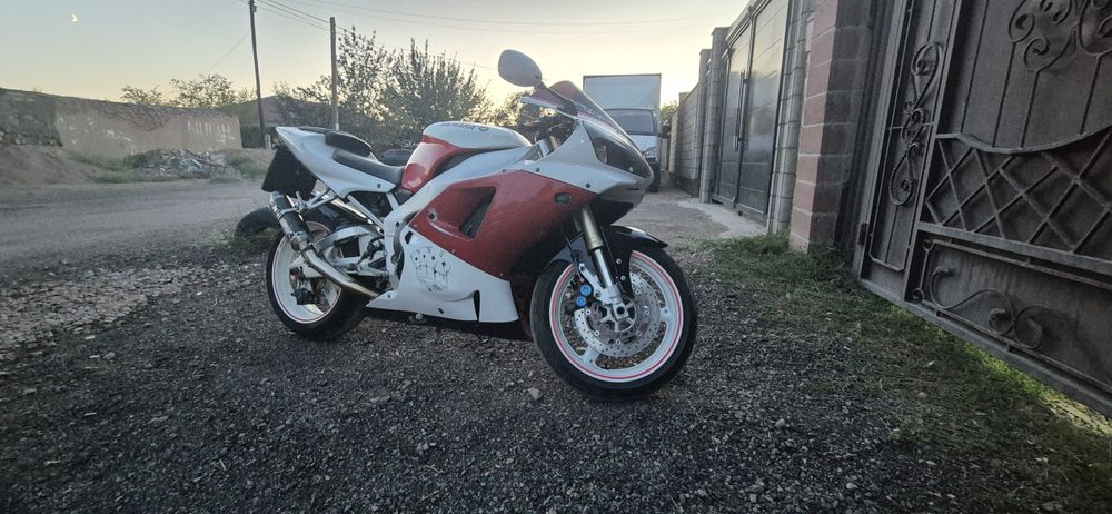 Yamaha r1 2001..