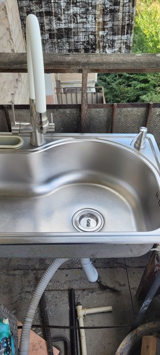 Мойка со смисителем и дозатором.