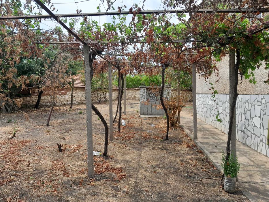 Монолитна къща на село с две бетонни плочи