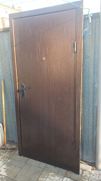 Продам металлическую дверь