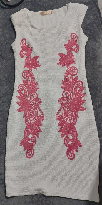 Бяла рокля с цветя