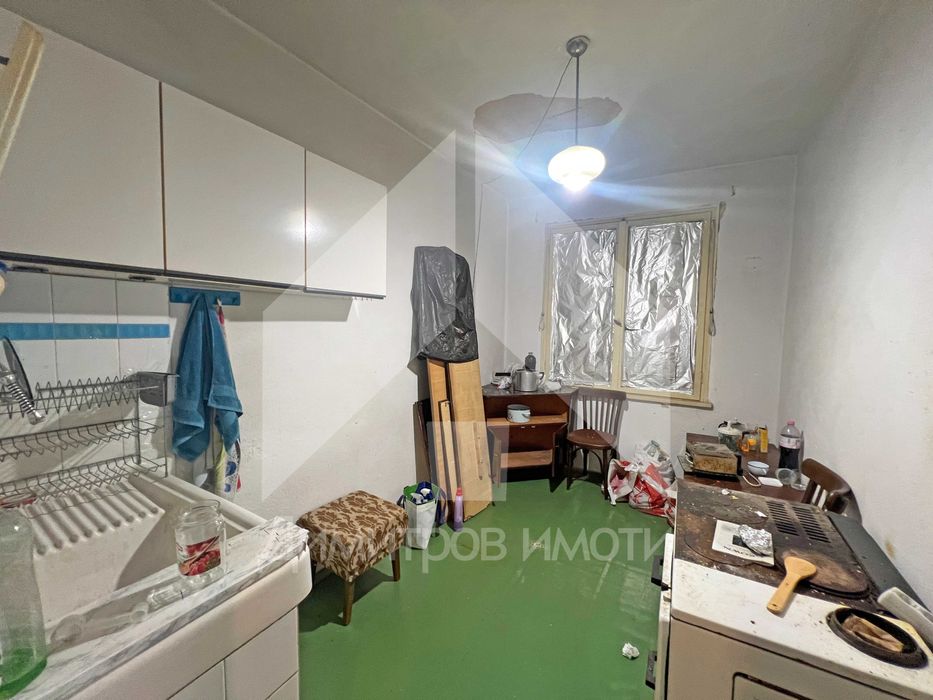 Продава самостоятелна двуетажна къща с двор от 600 м2 и ГАРАЖ. Център!