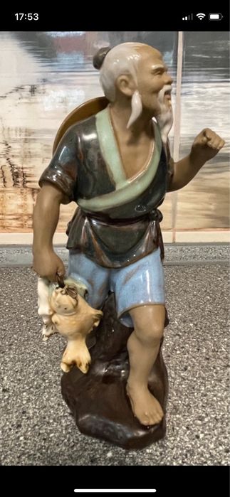 Bătrân cu pălărie și pești