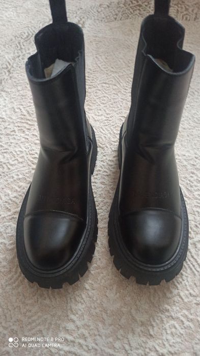 Продаю женские ботинки