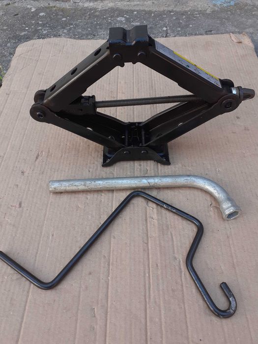 Cric,cheie de roti VW Golf, Touran  SKODA Octavia,Rapid,AUDI A3,SEAT