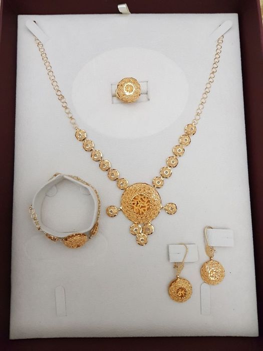 Продам новый  золотой набор