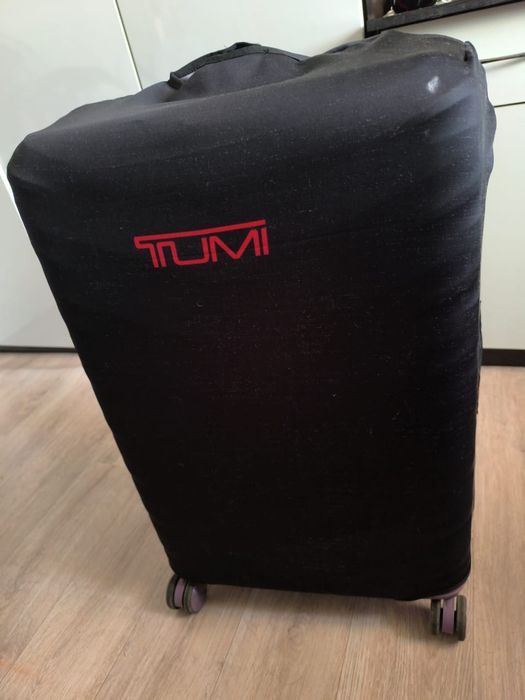 Продам чемодан с чехлом