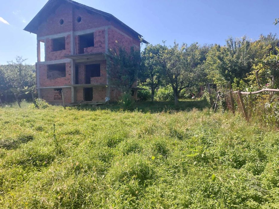 Самостоятелна къща на 2 етажа с таванско и сутерен Кюстендил с.Згурово