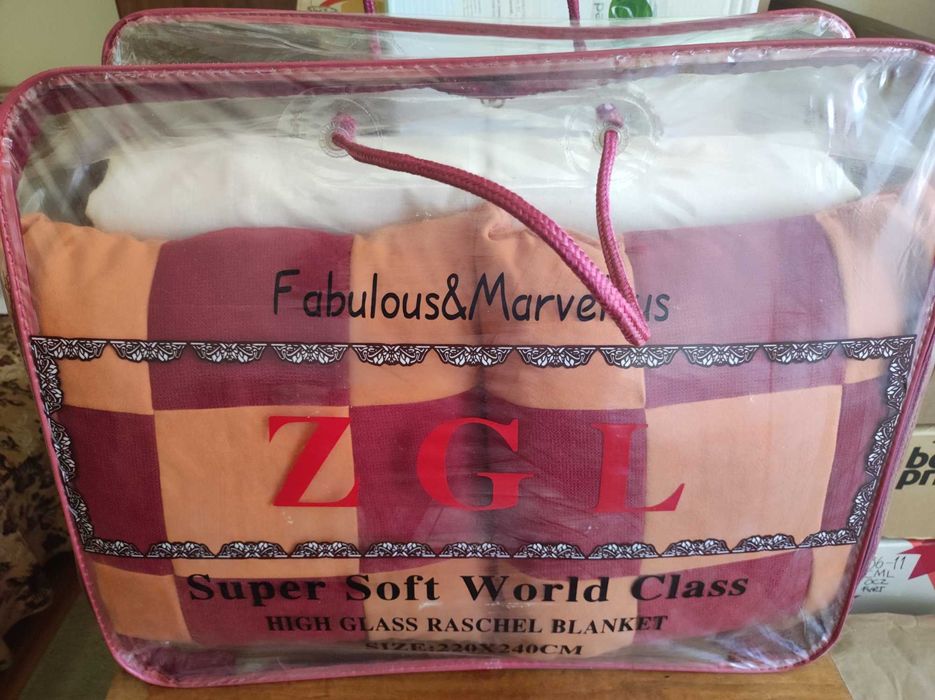cuvertura pat 240 x 220 cm. si 2 perne mici in carouri oranj & rosu-burgund