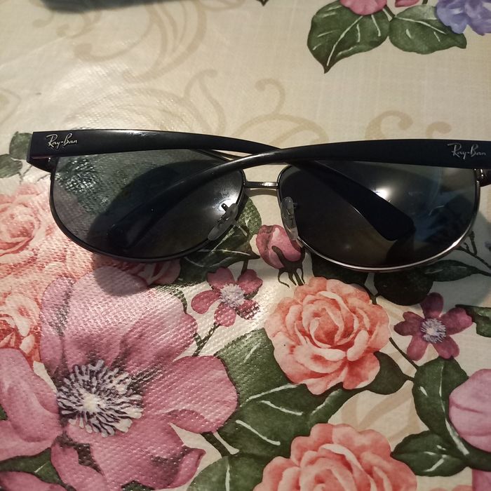 se vand ochelari de soare barbati  Ray Ban 300 de lei stare  buna