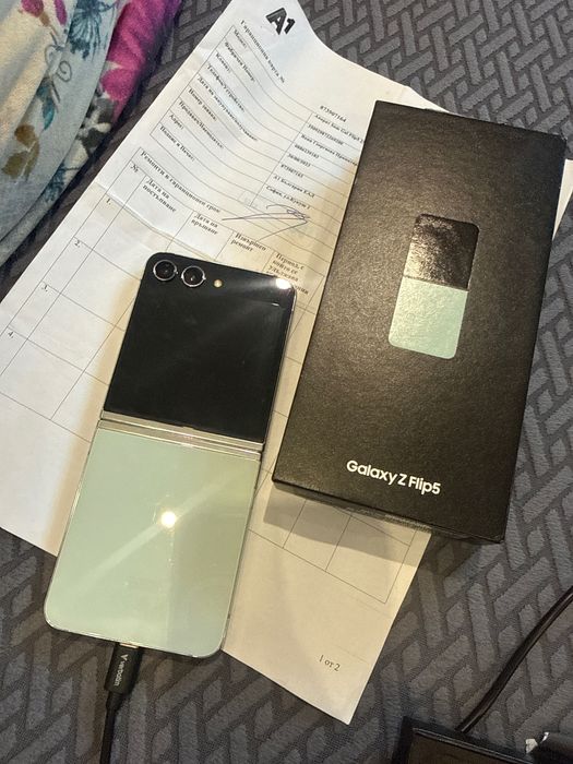 Samsung Z Flip 5 mint