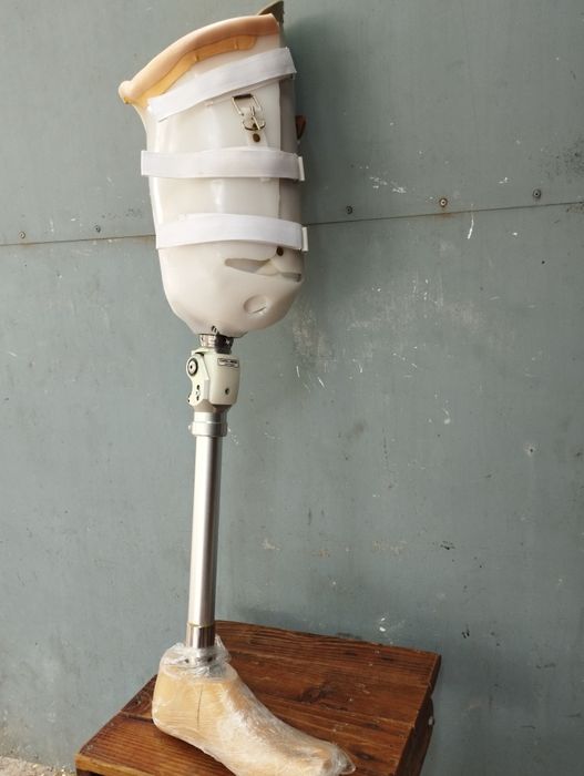 Proteza picior stâng cu articulație.