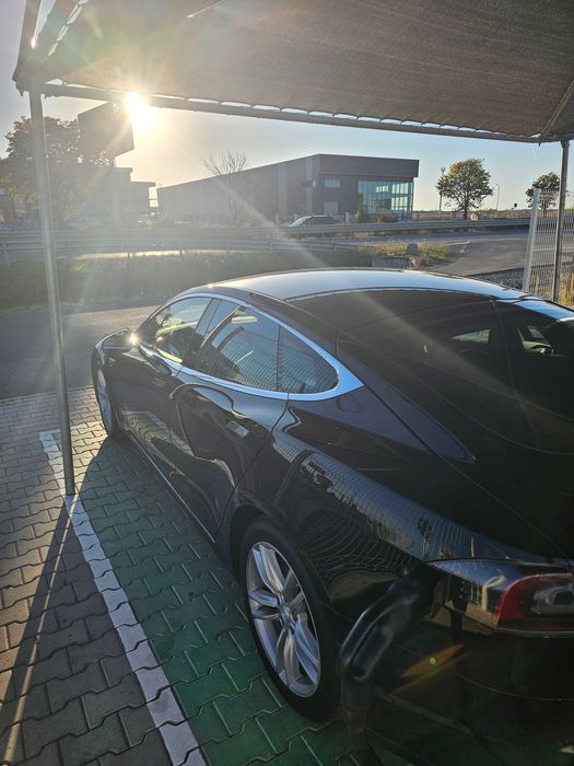 Tesla Model S 85D