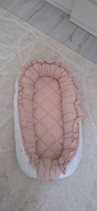 Vand baby nest roz cu volanase curat JUKKI