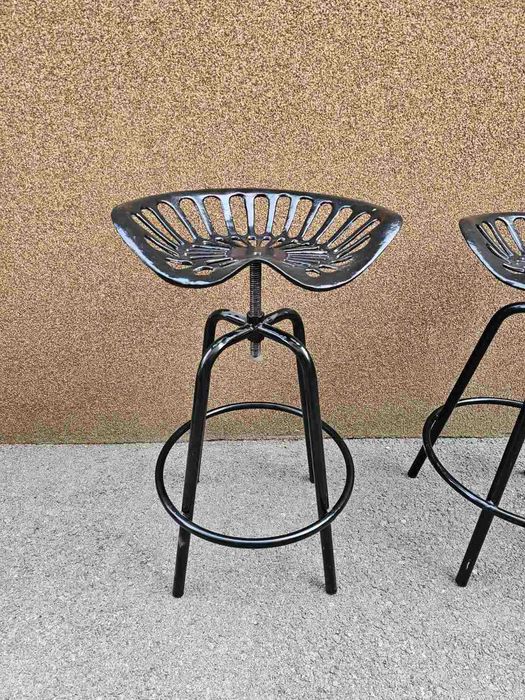 Шкаф с метален обков