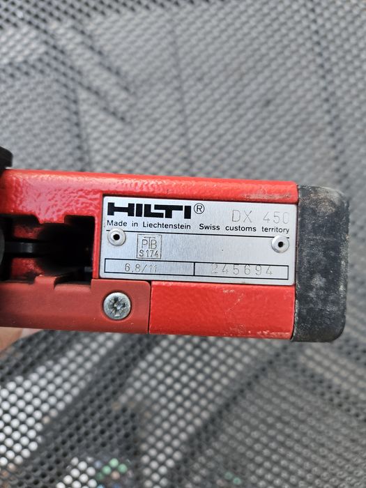 HILTI  DX450 Пистолет за бетон и метал