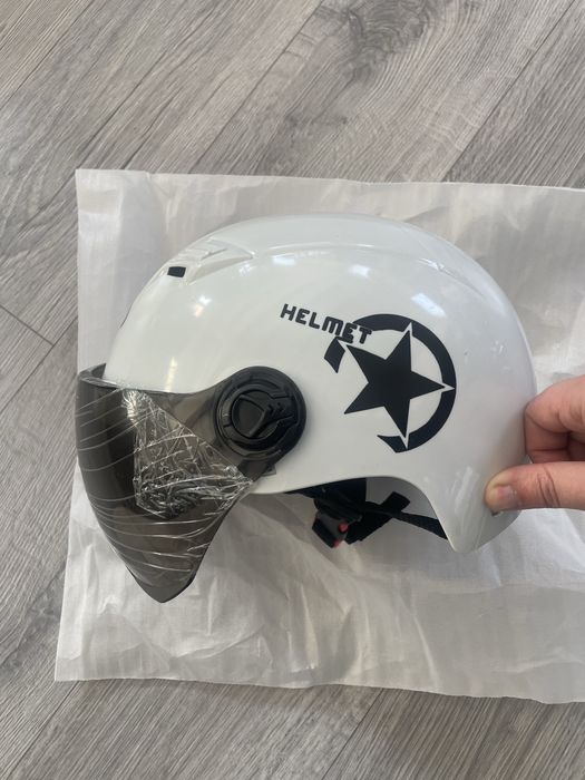Cască moto / scuter NOUĂ cu vizieră - nepurtată