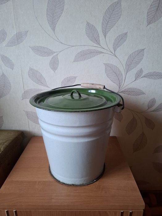 Ведро эмалированное с крышкой