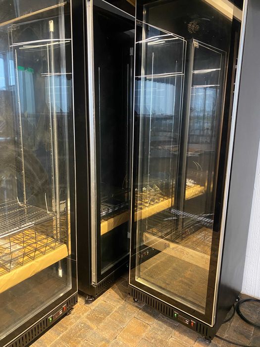 Vitrină refrigerare verticală cu o ușă sticlă