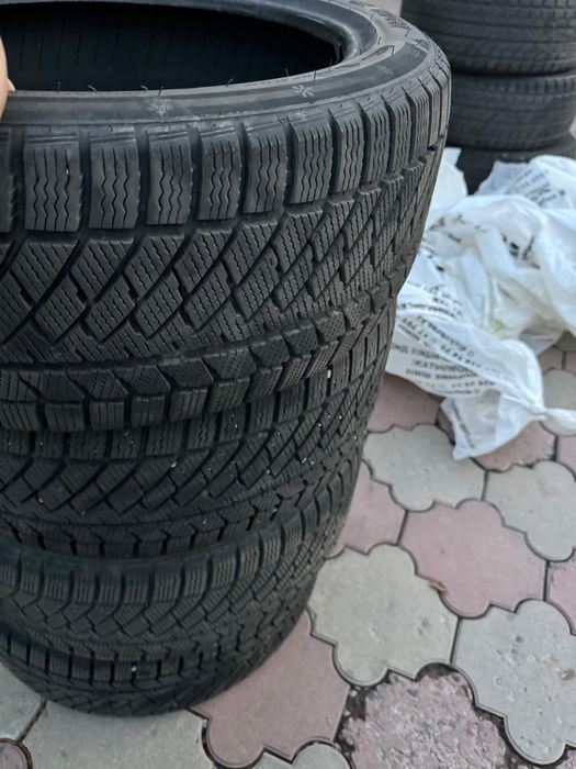 Зимние шины 235/45/18