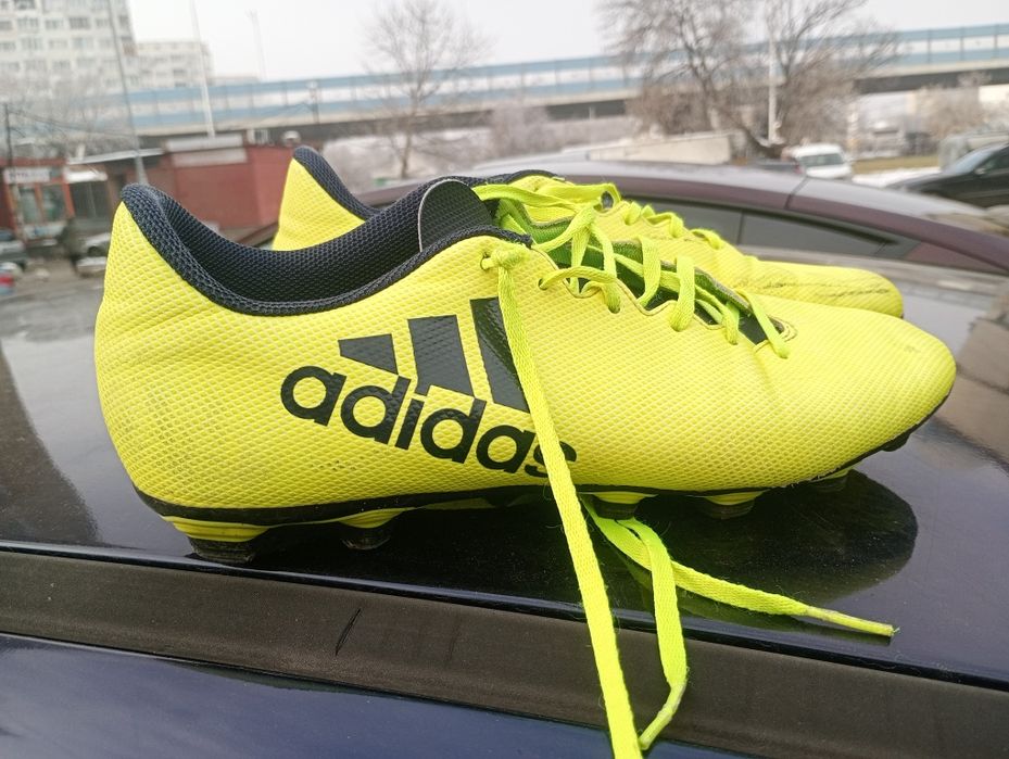 Футболни бутонки Найк и Адидас