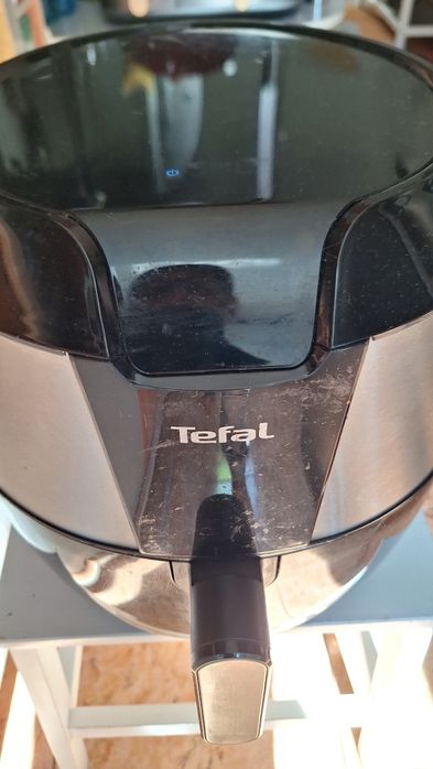 Vând Friteuza Easy Fry Tefal XXL EY701D15, 1850W 1,6Kg Tehnologie 3D air -pulse.8 programe preset + reglaj manual