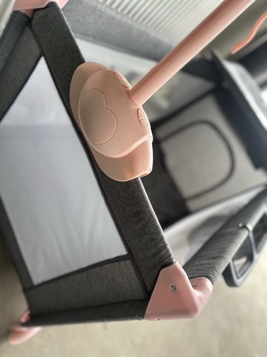 Patut pliant Kinderkraft Joy, 2 nivele si accesorii, Gri/Roz