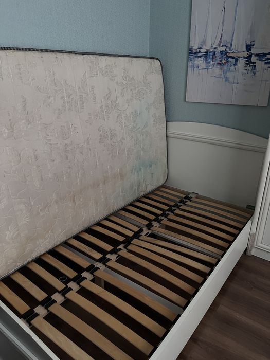 Бесплатно Кровать с матрасом полуторка