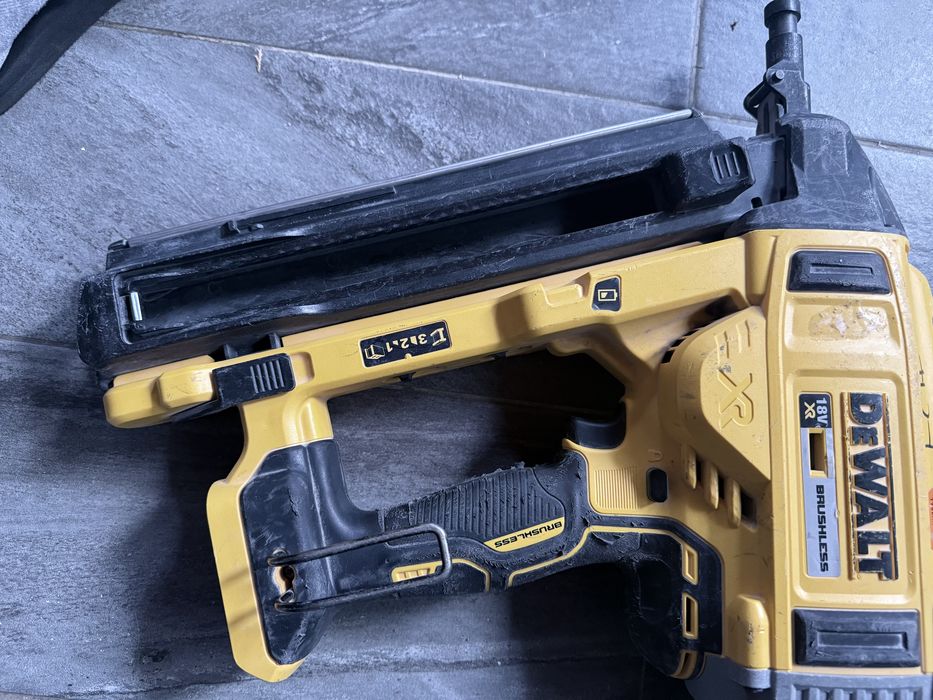 Pistol cuie beton Dewalt DCN 890