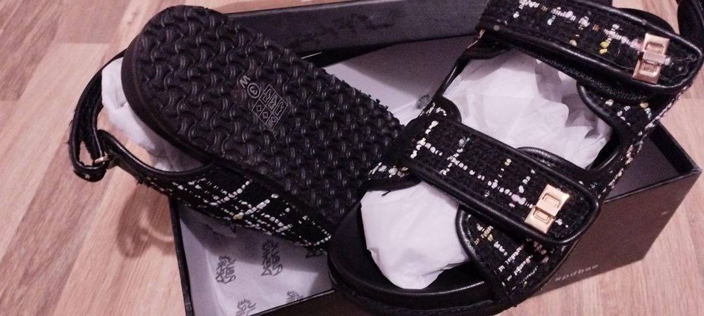 Сандали чисто нови