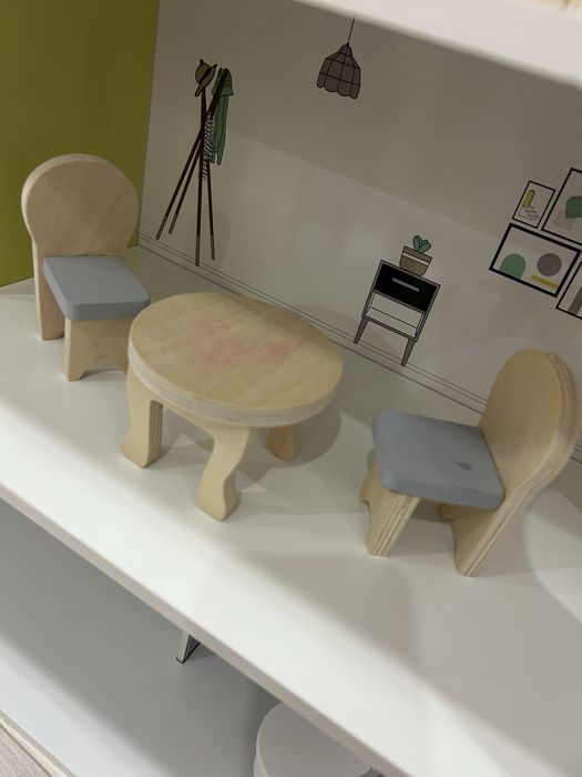 Дървена къща за кукли