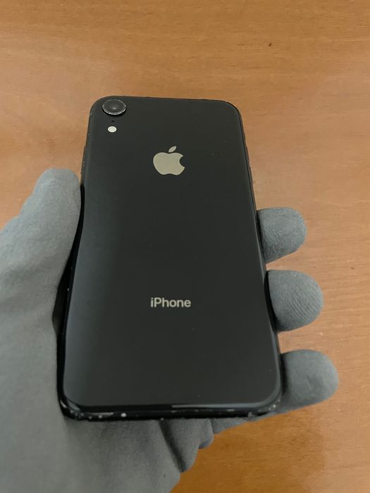 Продавам черен iPhone XR 64gb