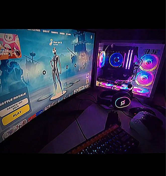 Vând carcasă de calculator albă în stare perfectă.Am folosit-o o săptămână.