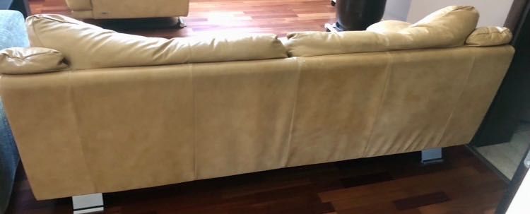 Кожен диван, италиански