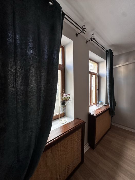 Inchiriez spatiu ptr birou/salon, zona ultracentrala, 2 camere de aprox 20 mp fiecare, recent renovat, cu acces la gradina(spatiul poate fi mobilat)